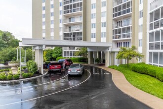 The Glenview in Louisville, KY - Building Photo - Building Photo