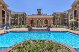 1100 S Stewart Blvd in Alton, TX - Foto de edificio - Building Photo