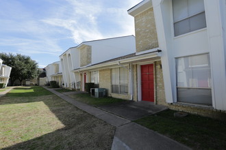 Country Village Apartments in Garland, TX - Foto de edificio - Building Photo