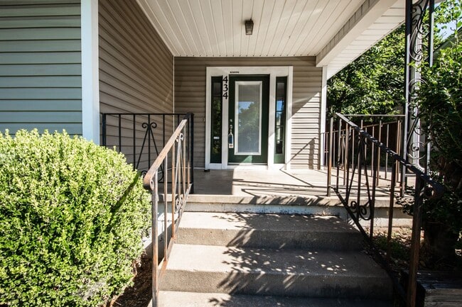 property at 434 W Holly St