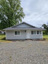 150 NE 4th Ave in Mill City, OR - Building Photo