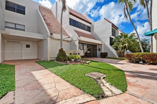 303 Racquet Club Rd in Weston, FL - Building Photo - Building Photo