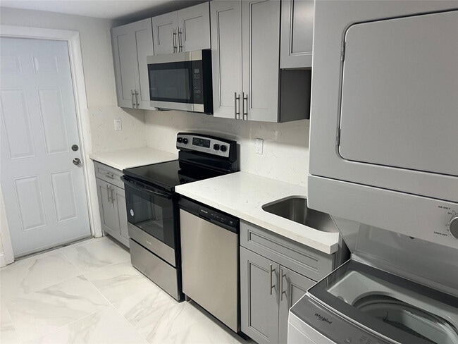 8705 NW 38th Dr in Coral Springs, FL - Foto de edificio - Building Photo