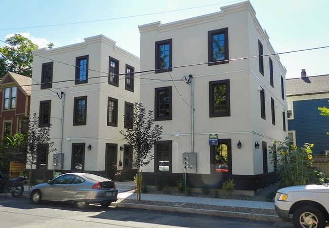 Lincoln Street Triplex in Portland, OR - Foto de edificio - Building Photo