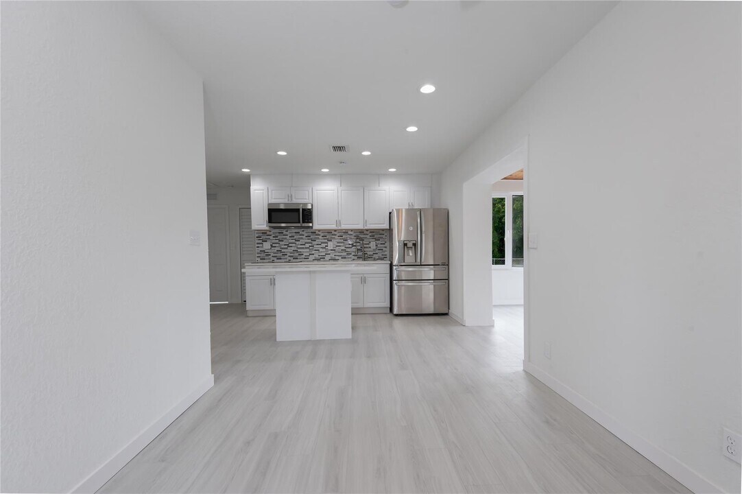 713 SW 4th Ct in Hallandale Beach, FL - Foto de edificio