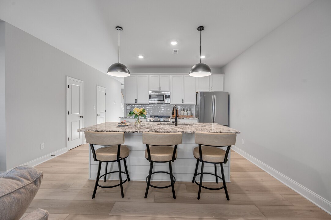 Bellingham Park Townhomes - IMMEDIATE MOVE IN in Louisville, KY - Foto de edificio
