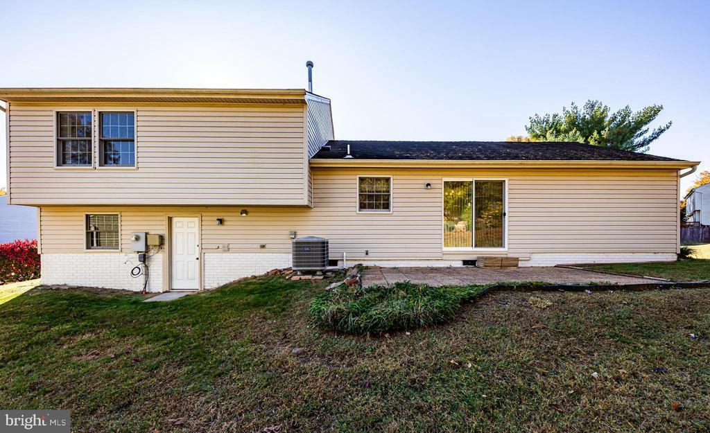 1803 E Beech Rd in Sterling, VA - Building Photo