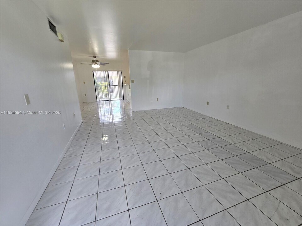 10350 SW 220th St in Cutler Bay, FL - Building Photo