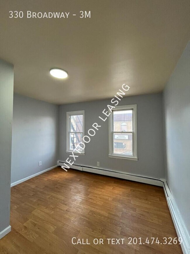 330 Broadway in Bayonne, NJ - Building Photo - Building Photo