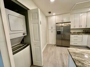 6300 Royal Woods Dr in Ft. Myers, FL - Building Photo - Building Photo