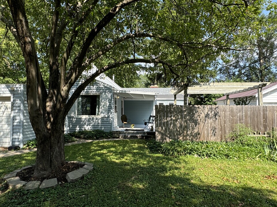 1923 39th St in Des Moines, IA - Foto de edificio