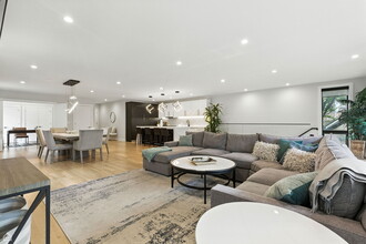 1437 W Grand Ave, Unit 1S in Chicago, IL - Building Photo - Building Photo
