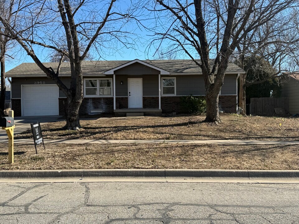 3958 N Edgemoor St in Bel Aire, KS - Foto de edificio