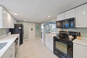 13 Walnut St in Foxboro, MA - Building Photo - Building Photo