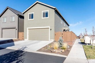 20807 Smoke Stack Ln in Bend, OR - Foto de edificio - Building Photo