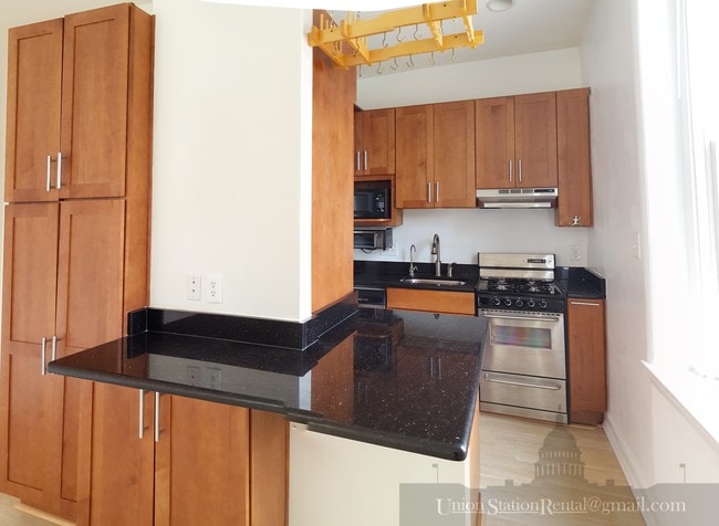 333 2nd St NE, Unit 406 in Washington, DC - Foto de edificio - Building Photo