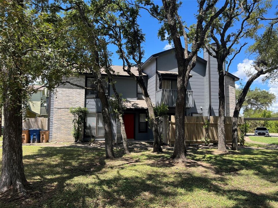 8408 Lyndon Ln in Austin, TX - Building Photo