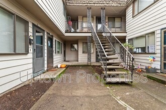 8063 NE Flanders St in Portland, OR - Building Photo - Building Photo