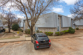 6022 NW Expressway in Oklahoma City, OK - Building Photo - Building Photo