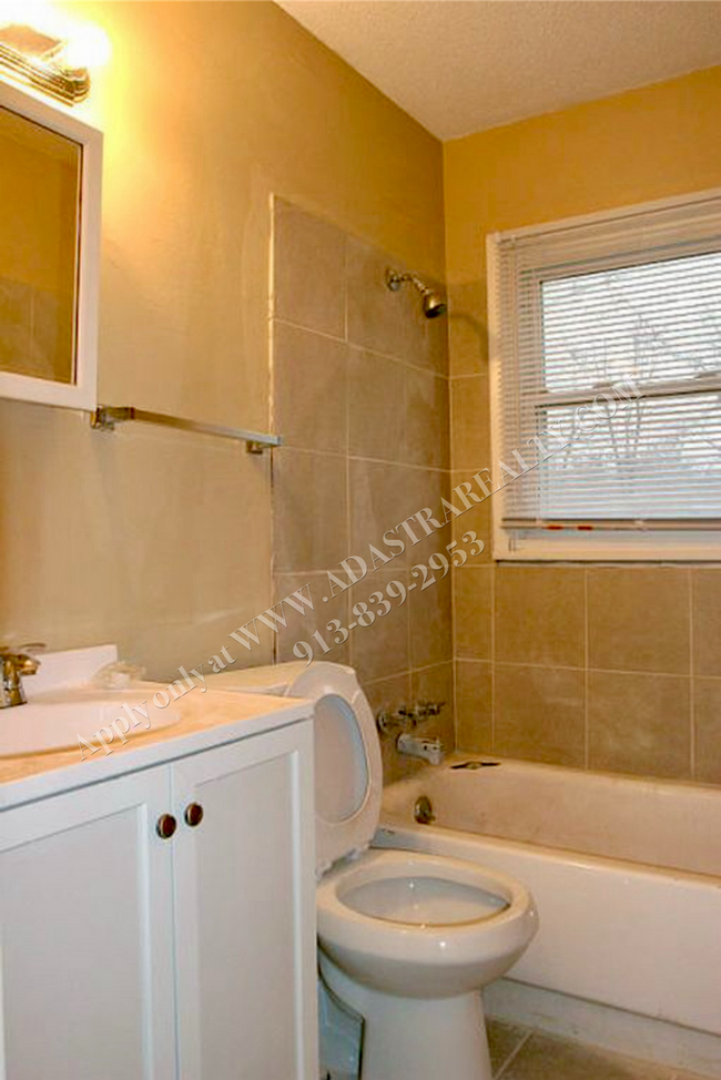 18916 E Arrowhead Dr in Independence, MO - Building Photo - Building Photo