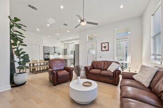 6101 Florencia Ln in Austin, TX - Building Photo - Building Photo