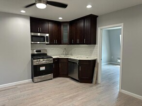 376 Forrest St, Unit 3 in Jersey City, NJ - Building Photo - Building Photo