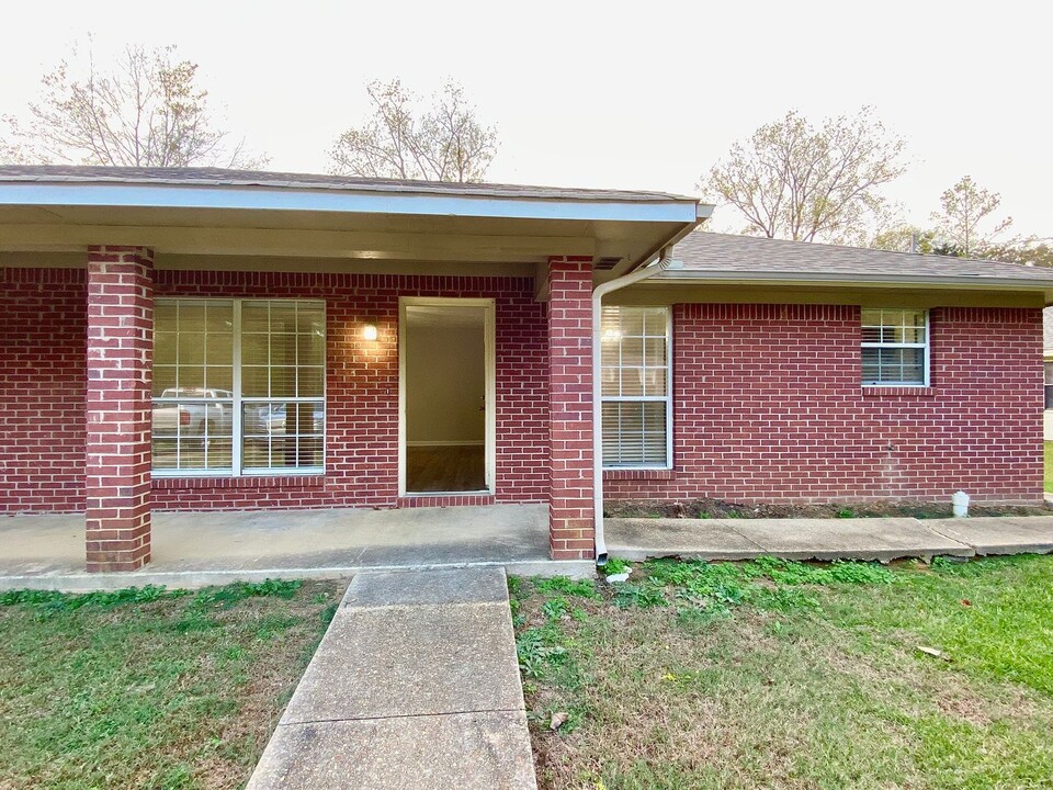 725 Robindale Dr in Tupelo, MS - Building Photo