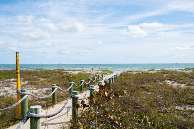 255 Woodland Ave in Cocoa Beach, FL - Building Photo - Building Photo