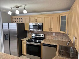 7542 NW 175th St in Hialeah, FL - Building Photo