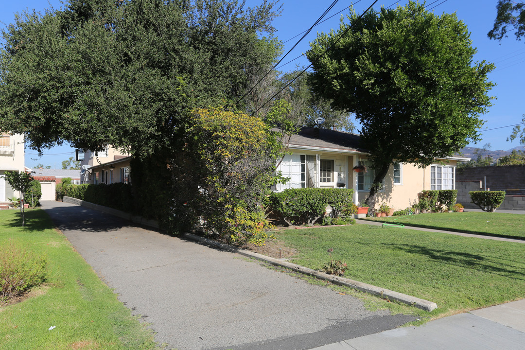 607 N Adams St in Glendale, CA - Foto de edificio