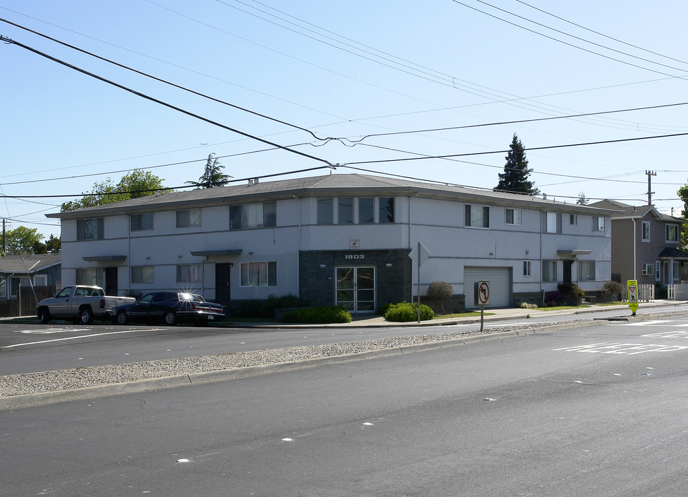 Middlefield Court in Redwood City, CA - Foto de edificio