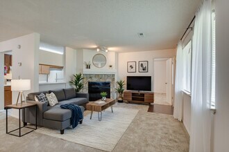 Candlewood Apartments in Huntsville, AL - Building Photo - Building Photo