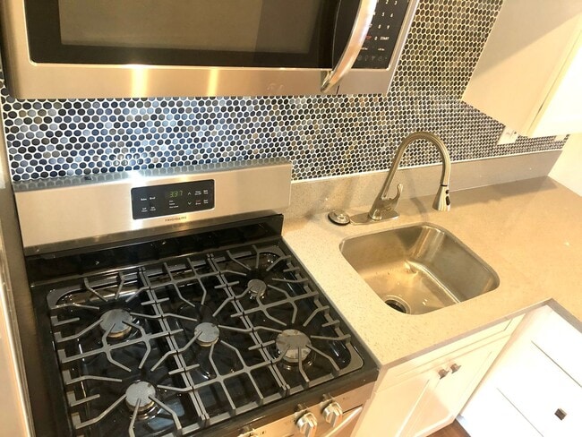 8088 Golden Ave in Lemon Grove, CA - Foto de edificio - Building Photo