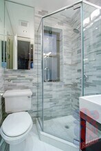 60 Avenue B, Unit 5D in New York, NY - Foto de edificio - Building Photo