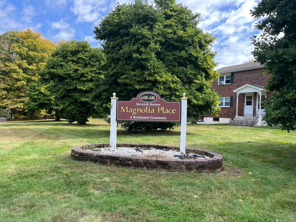 616 Norwich Ave in Colchester, CT - Building Photo