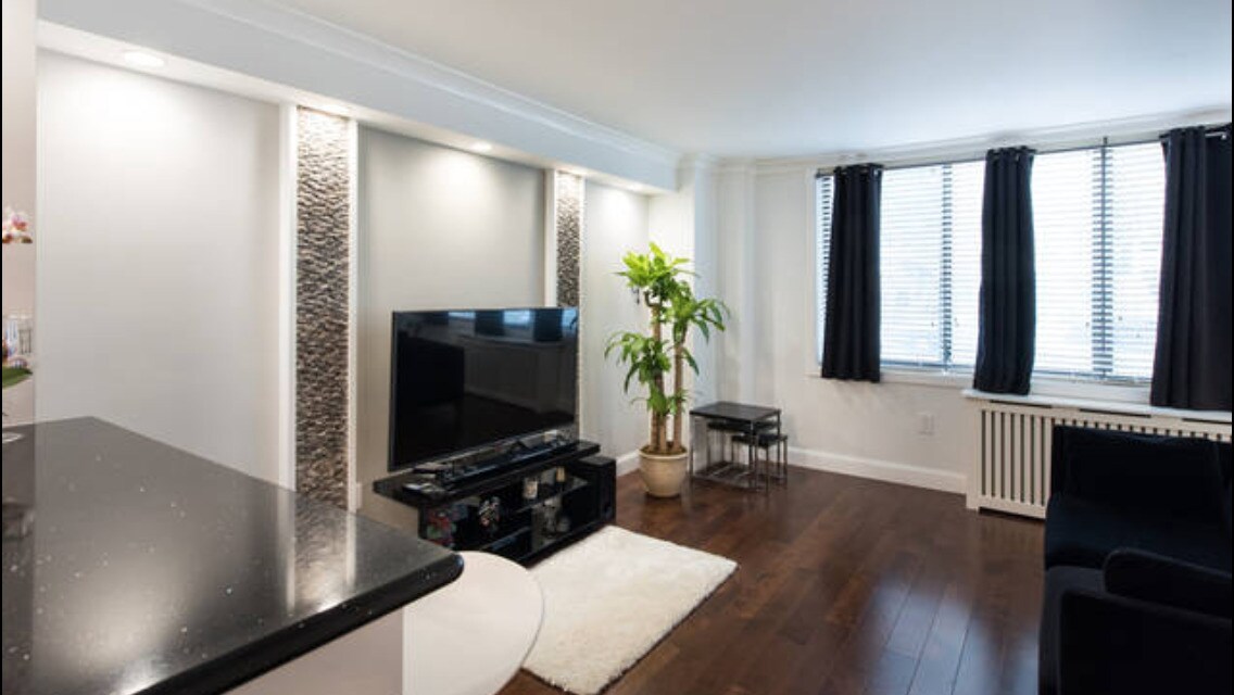 2030 F St NW, Unit 107 in Washington, DC - Foto de edificio
