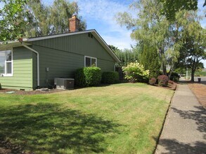 2085 Manzanita St NE in Keizer, OR - Building Photo - Building Photo