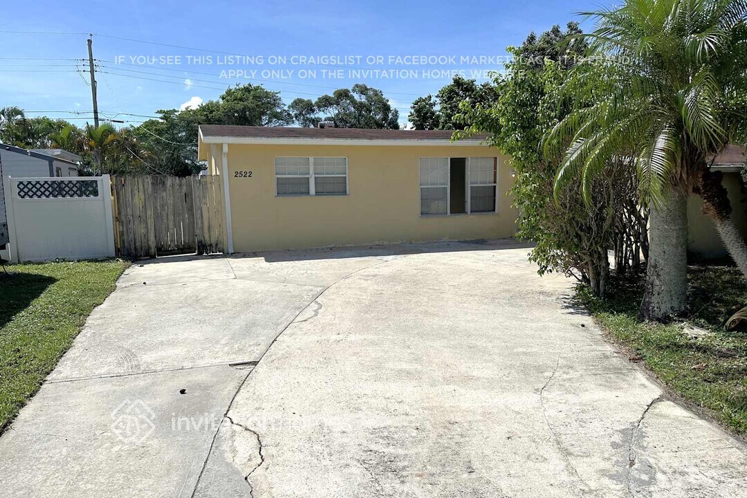 2522 Holly Rd in West Palm Beach, FL - Building Photo