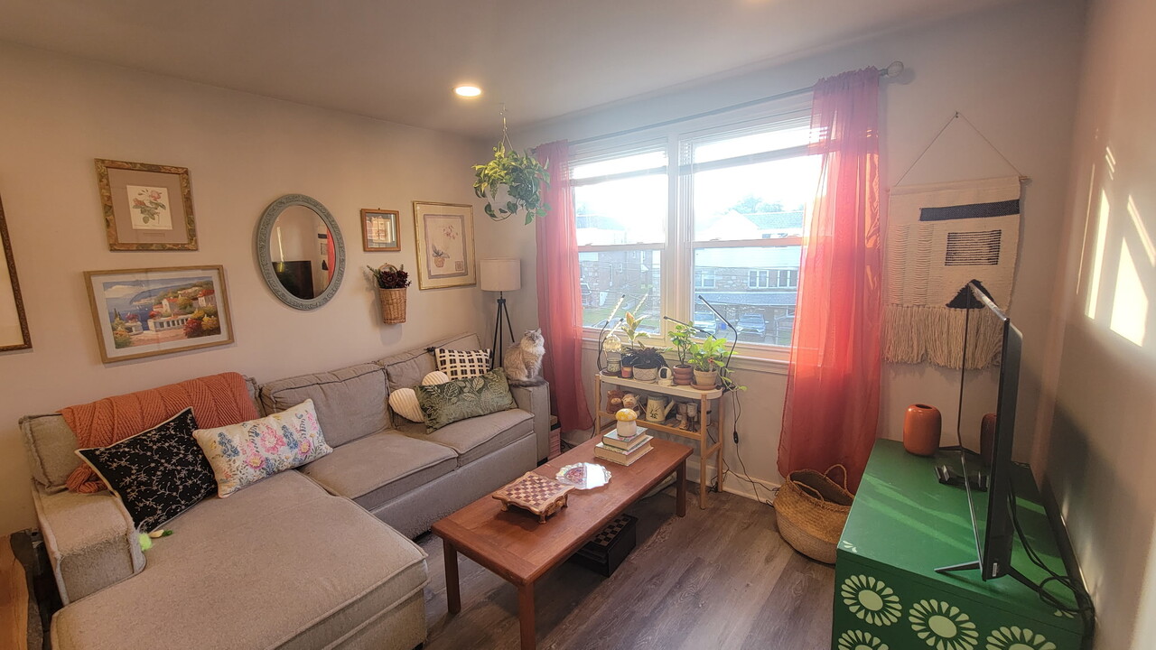 596 Livezey St, Unit 2 in Philadelphia, PA - Building Photo