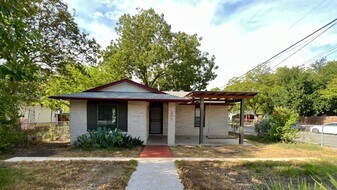 203 Dora St in San Antonio, TX - Building Photo