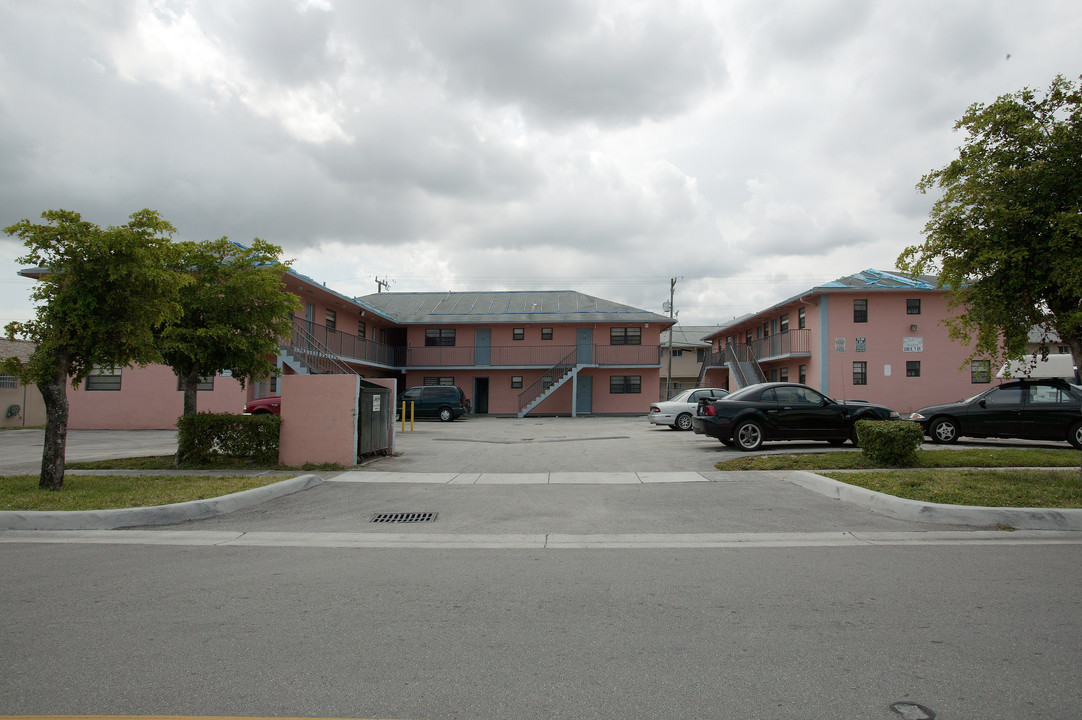 340 E 7th St in Hialeah, FL - Building Photo