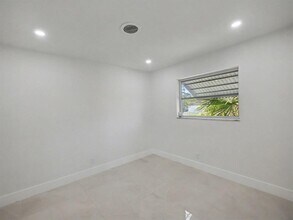 1940 NW 32nd St in Oakland Park, FL - Foto de edificio - Building Photo