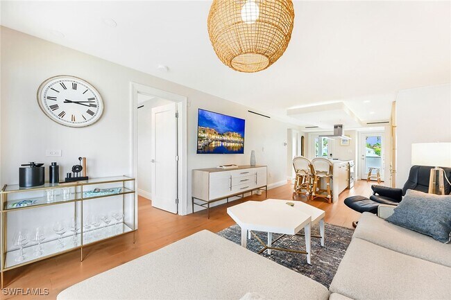 250 7th Ave S in Naples, FL - Foto de edificio - Building Photo