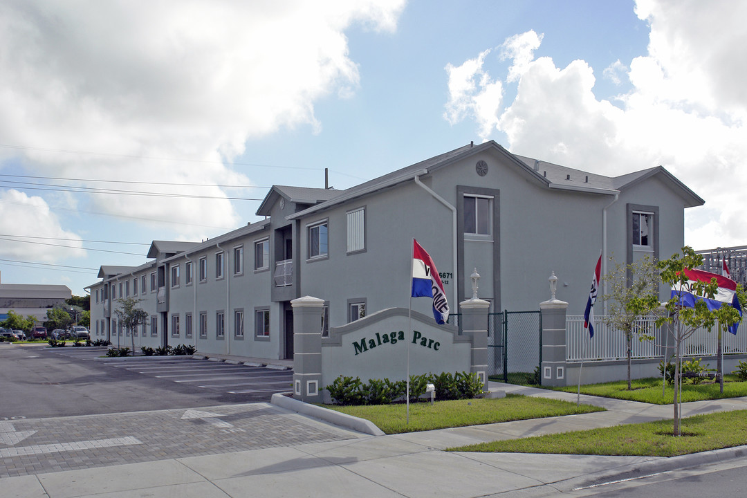 Malaga Park in Hialeah, FL - Foto de edificio