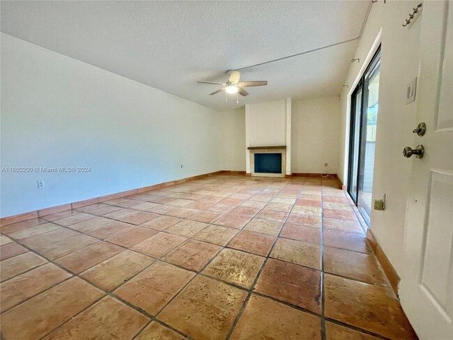 110 1st Ct in Palm Beach Gardens, FL - Foto de edificio - Building Photo