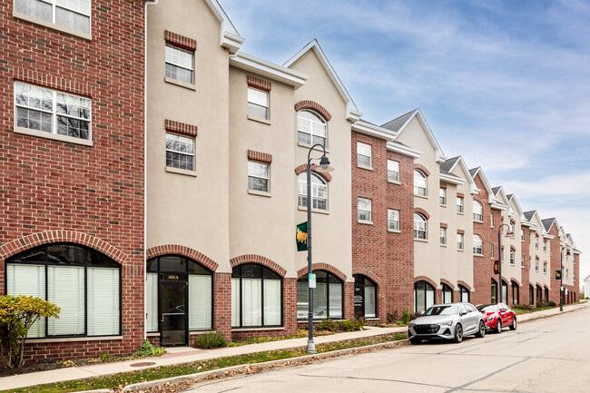 Burling Court Condominiums in Clarendon Hills, IL - Building Photo - Primary Photo