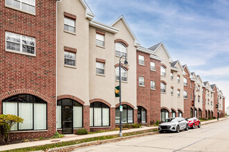 Burling Court Condominiums in Clarendon Hills, IL - Foto de edificio - Building Photo