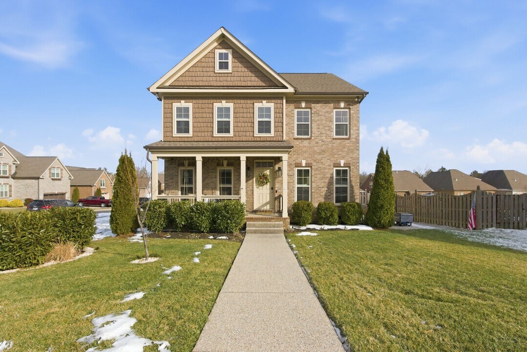 2046 Lequire Ln in Spring Hill, TN - Building Photo