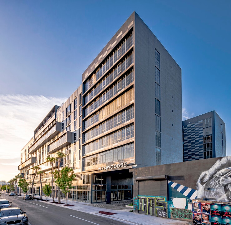 240 NW 25th St in Miami, FL - Building Photo