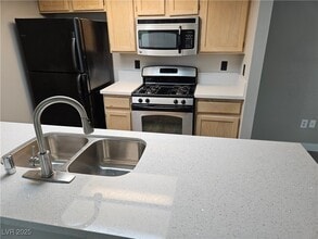 7100 W Pirates Cove Rd in Las Vegas, NV - Building Photo - Building Photo